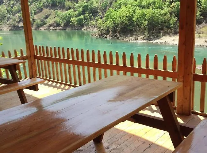 Kapuzbasi Selaleleri Ucar