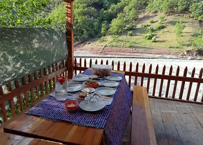 Kapuzbasi Selaleleri Ucar